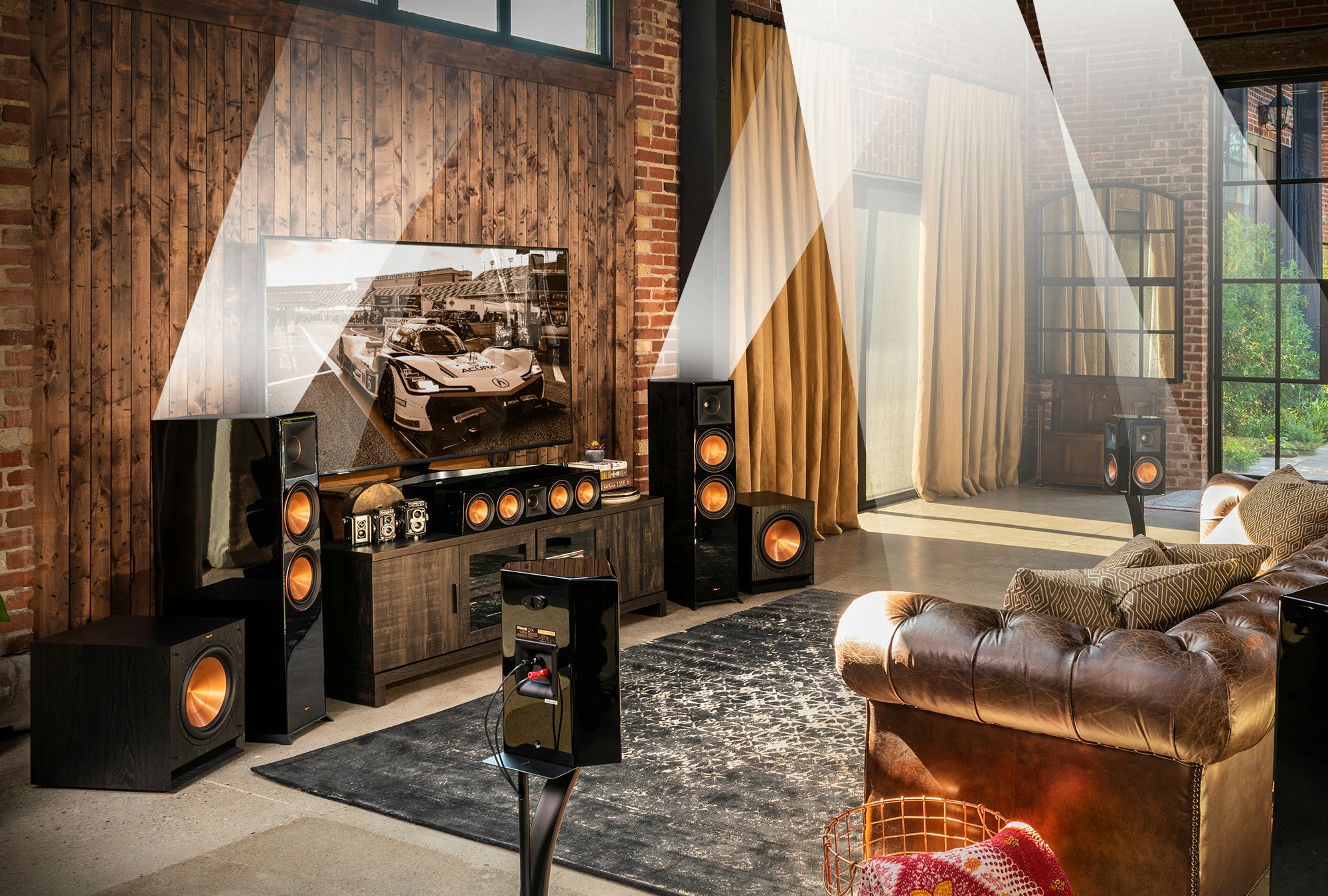 Klipsch-Lautsprechersystem mit Fernseher im Wohnzimmer